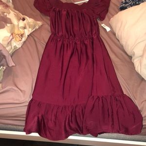 Maroon flowy dress.Can be worn as off the shoulder